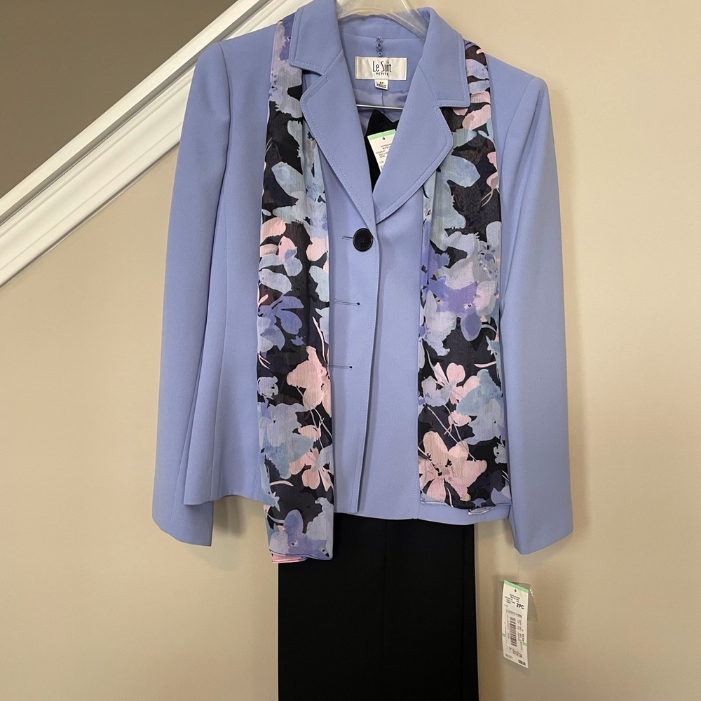 Le Suit Pant Suit, Women’s 2 pc;  violet jacket w/black pants. Size 8Petite. NEW